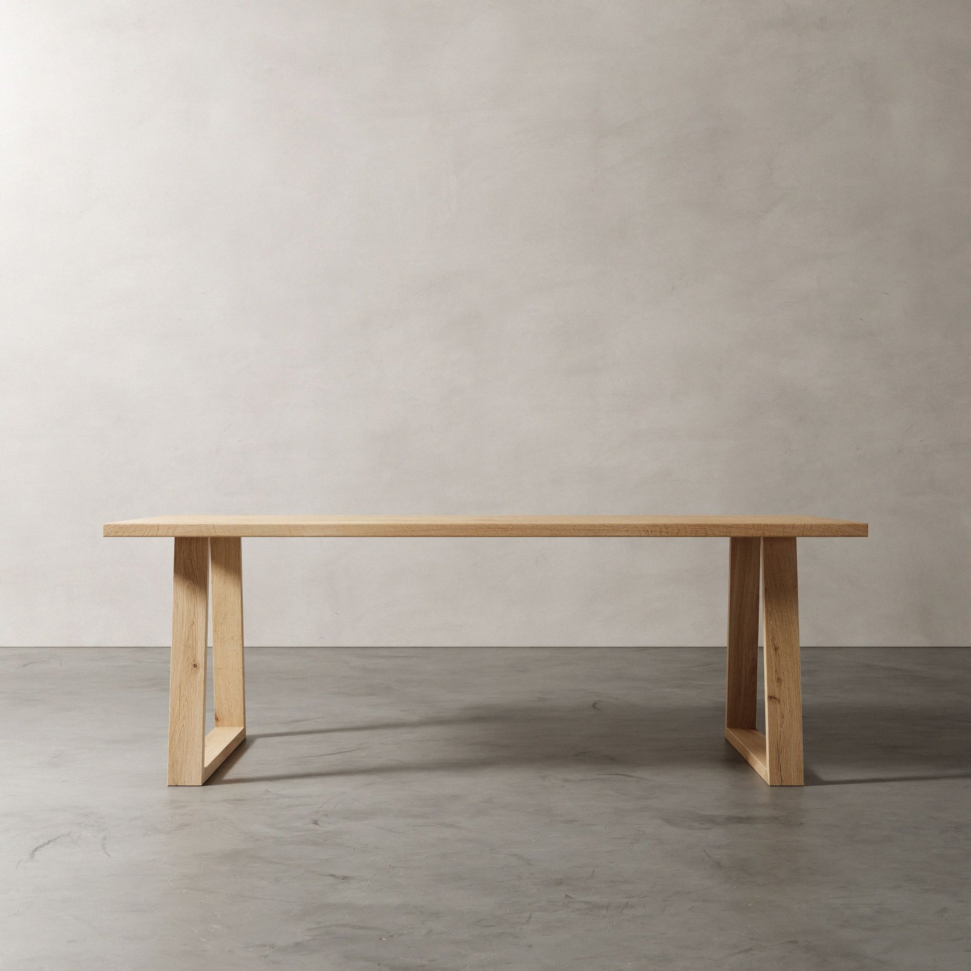 studio vikk eikenhouten tafel trapezium zijaanzicht